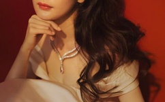 女生迈开腿让男生打扑克